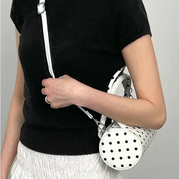 Boutique White Polka Dot Patent Leather Cylindrical Bag Super Cure - Picture 2 of 3